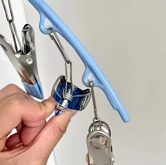 👉 🧺 ¿SIN ESPACIO PARA TU ROPA? SOLUCIÓN EN SEGUNDOS- Percha con pinzas ahorra espacio.